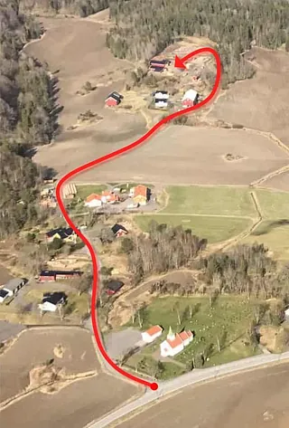Luftfoto av gårdslandskap med jorder, bygninger og markert rute som viser vei gjennom terrenget.